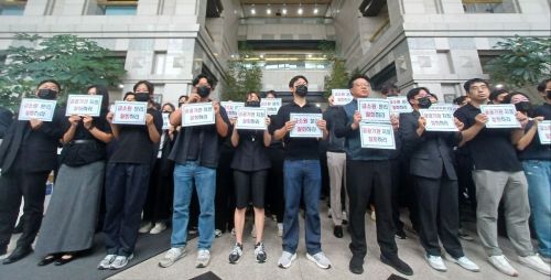 조직분리·지방이전설에 '검은 옷 시위'…금감원 직원들 "이찬진 원장, 대화해달라"