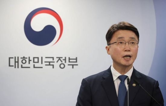 [포토] KT 무단 소액결제 침해사고 관련 브리핑 하는 류제명 차관
