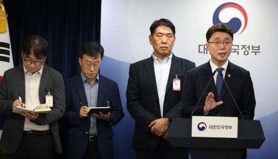 [포토] KT 무단 소액결제 침해사고 관련 브리핑하는 류제명 차관