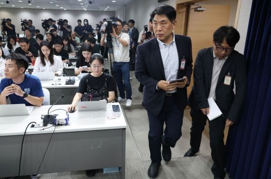 [포토] KT 무단 소액결제 침해사고 브리핑 참석하는 KT관계자들