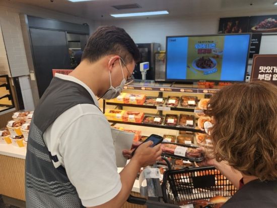 [AZ가 간다]④'갓성비' 이마트 상품 1시간 배달 "OK"…'쓱' 손잡은 퀵커머스