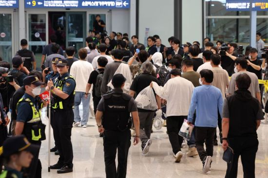 美 석방 근로자들 한국에 무사 귀환…강훈식 "더 빨리 모시지 못해 송구"(종합)