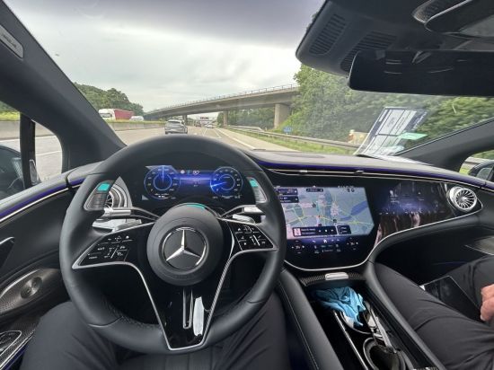 "고속도로 운전하다 휴대폰봐도 OK"…자율주행 앞서가는 벤츠