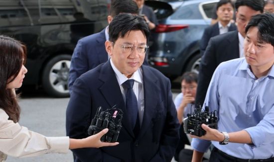 [특징주]하이브, 방시혁 경찰 출석에 3%대 약세