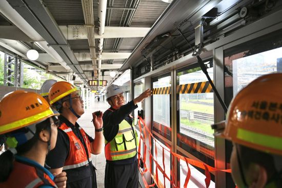 코레일, 서울역서 승강장 안전문 점검