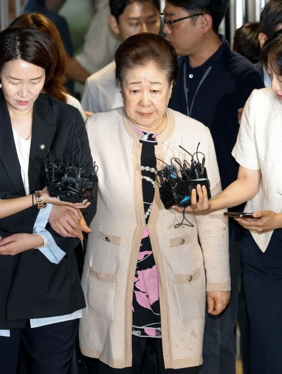 '정교 유착' 한학자 통일교 총재 첫 재판서 혐의 부인…특검 "죄질 매우 불량"