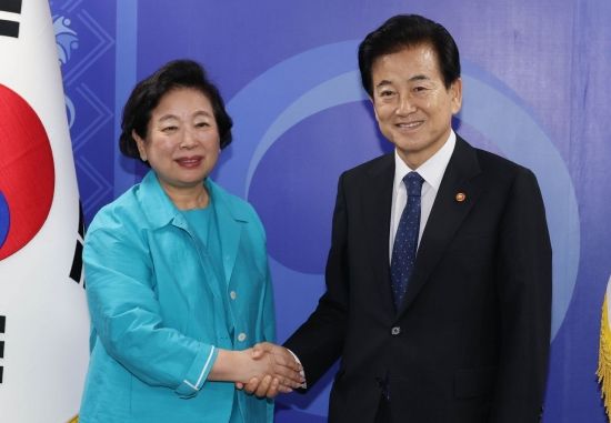 [포토] 악수하는 정동영 장관과 현정은 현대회장