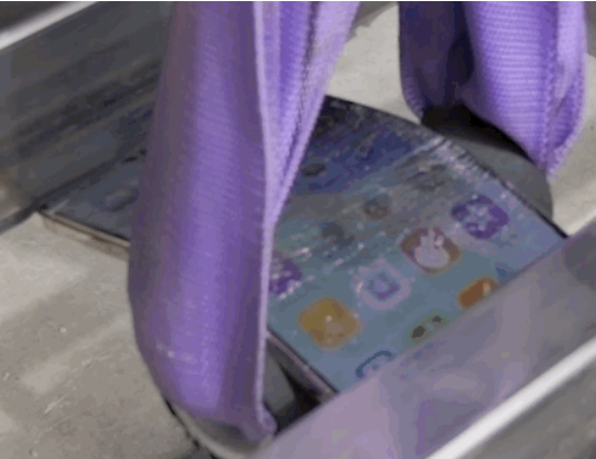 "100㎏ 힘으로 구부려도 정상" 아이폰17 후기…긁으면 또 다른데?