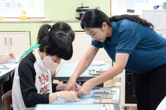 "누구나 사용할 수 있도록"…LG전자·특허청, 특수학교 가전 체험 교육