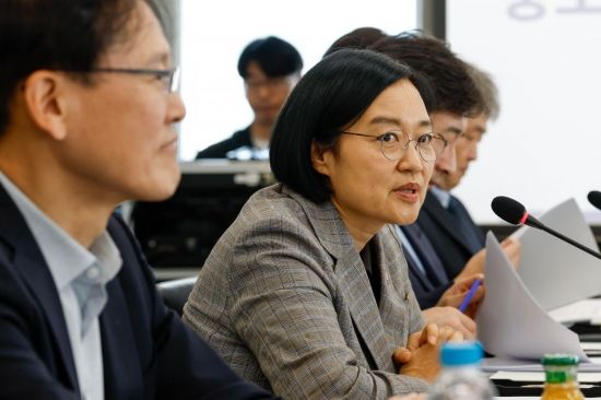 한성숙 장관 "소상공인 성장 위한 청사진 마련할 것"