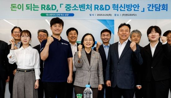 [포토] 벤처기업인 만난 한성숙 중소벤처기업부 장관