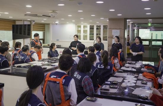 LS증권, 추석 맞이 사회공헌…전통 떡 만들어 소외계층 전달