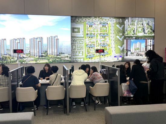 ‘안성 아양 금성백조 예미지’ 견본주택 오픈 첫날부터 인파 북적