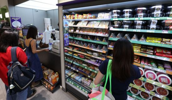 '불꽃축제 특수'…편의점 매출 최대 850% 증가에 호텔 객실도 만실