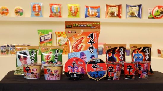 "스크린 뚫고 나온 神(신)라면"…라면 한 그릇에 담긴 상상력