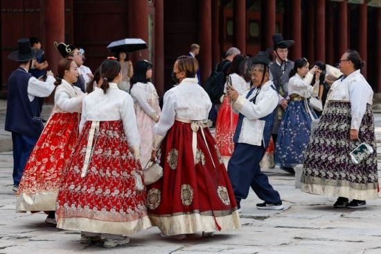 4대 궁·종묘 관람객 1700만 첫 돌파…외국인이 '34%'