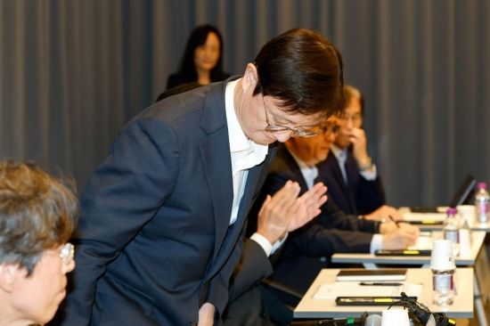 [포토] 간담회 앞서 인사하는 이찬진 금융감독원장