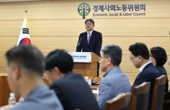 "정년연장에 일자리 소멸…'독립 경사노위'서 사회적 대화해야"