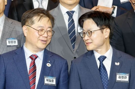 [포토] 대화하는 김정관 산업부 장관-박일준 대한상의 상근부회장