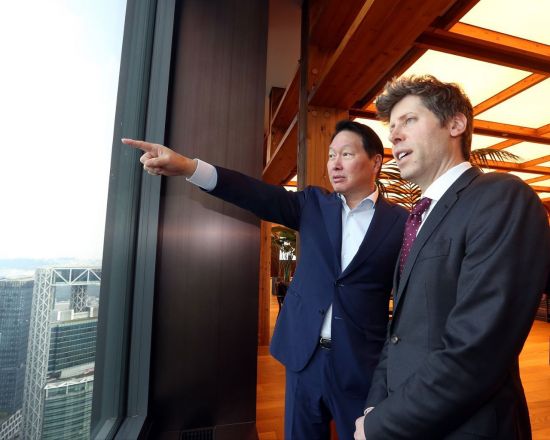 SK, 오픈AI와 인프라 동맹…SK하이닉스 'HBM 공급'·SK텔레콤 '데이터센터 협력'