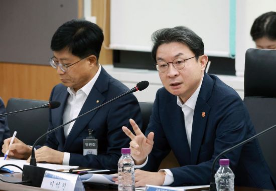 금융기관장 만난 이억원 "보안·전산 강화해야, 사고발생시 엄정 책임"