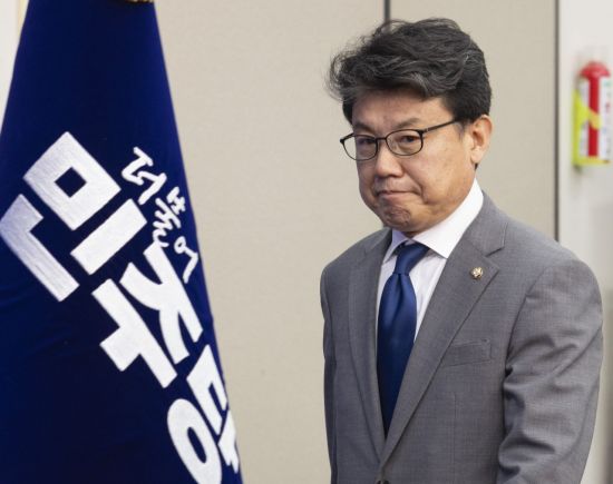 與진성준, 신임 원내대표 보선 첫 출마자로 나서…"연임 않겠다"