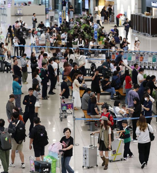 中 작년 출생아 건국이후 최소…총 인구 14억489만명 4년 연속 감소