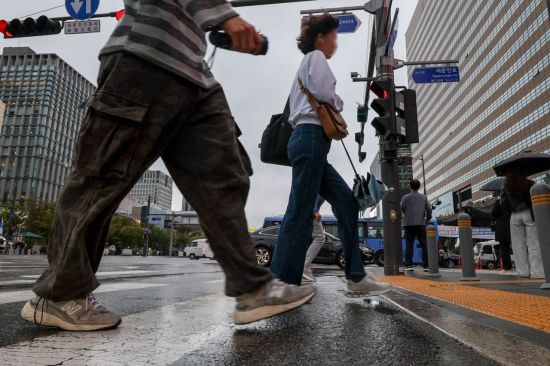 AI 등장에 불안한 직장인들…5명 중 4명 "노동 불평등·부 양극화 초래"