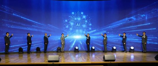 [포토] AI관련 세레머니 하는 문신학 차관