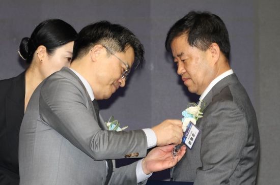 [포토] 산업포장 시상하는 문식학 차관