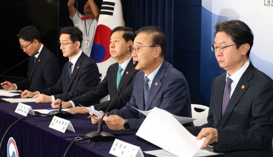 [포토] 주택시장 안정화 대책 발표하는 김윤덕 장관