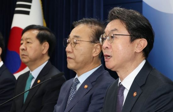 [포토] 이억원 금융위원장, 고강도 주택시장 대책 발표