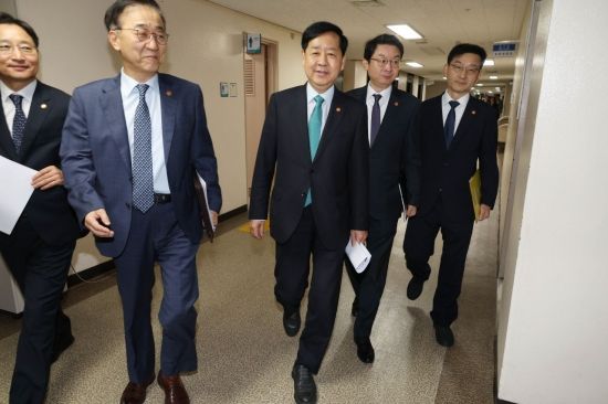 [포토] 부동산 대책 발표 위해 입장하는 구윤철 경제부총리