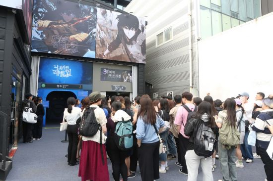 롯데百 '2025 월드 웹툰 페스티벌'…"35개 웹툰 IP 동시 팝업"