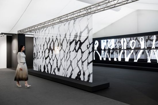 런던에서 전통 수묵화를 만나다…LG전자 '투명 올레드 TV' 미디어 아트 전시