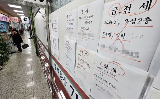 집값 잡으려다 전셋값 '고삐' 풀렸다…"10·15 이후 규제지역 2% 넘게 급등"