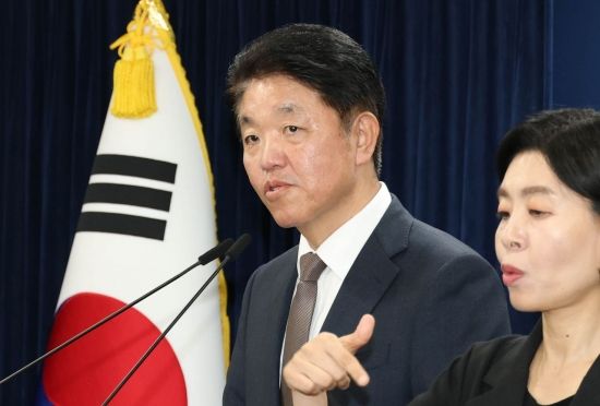 [포토] 브리핑하는 송동균 규제조정실장