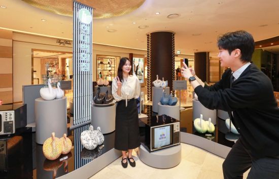 현대百, 압구정본점 개점 40주년 기념 전시회