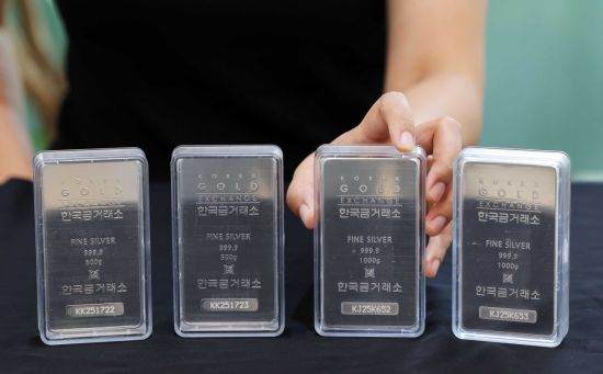 "금보다 낫다" 엄청난 인기에 동났다…당분간 사기 힘들다는 '실버바'