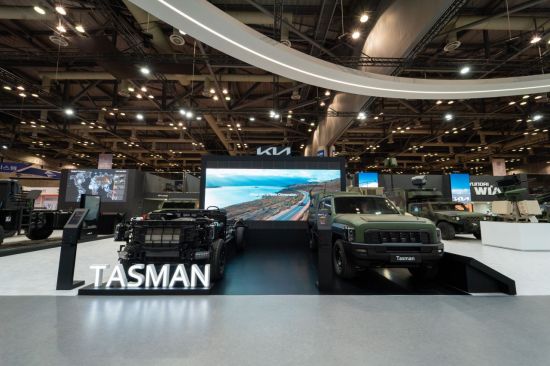기아, 'ADEX 2025'서 타스만 군용 지휘차 실물 공개