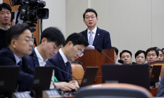 [2025국감]이억원 금융위원장 “금산분리 완화, 실용적으로 풀어낼 고민 중”