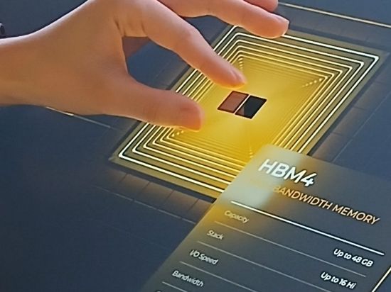 삼성·SK, HBM4 12단 실물 국내서 첫 공개…AI 메모리 경쟁력 선보여
