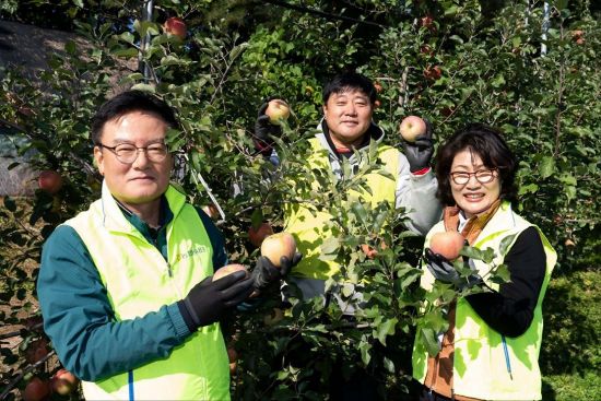 농협은행, 우수고객·양준혁 스포츠재단과 농가 일손 도와