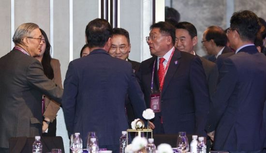 [포토] 참석자들과 인사하는 구자균 한국산업기술진흥협회장