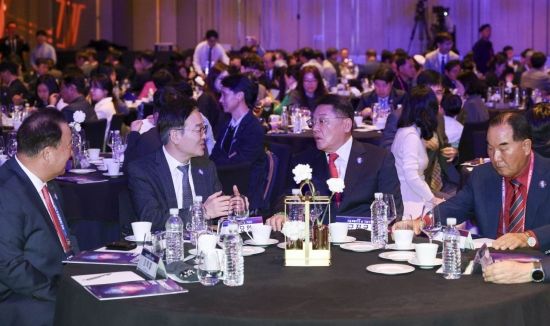 [포토] 의견 나누는 구자균 회장-임요업 과학기술혁신조정관