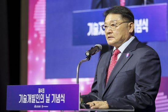[포토] 기술개발인의 날 기념식서 환영사하는 구자균 회장