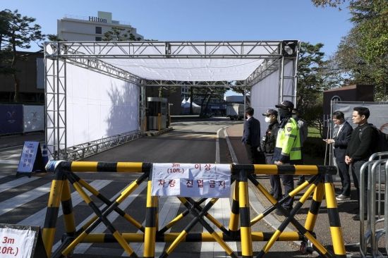 [포토] 트럼프 대통령 방한 앞두고 보안 강화된 힐튼호텔