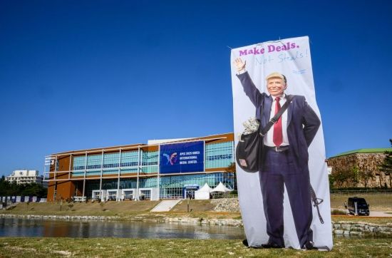 [포토] APEC 정상회담장 인근 트럼프 플래카드 퍼포먼스