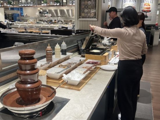 스타벅스 케익 한 조각, 애슐리는 무제한…'9900원' 디저트의 반란