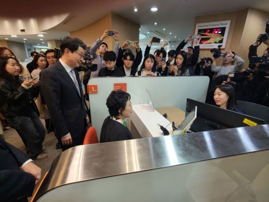 '사망보험금 유동화' 가입 현장 찾은 이억원 "자녀들도 좋아할 것"